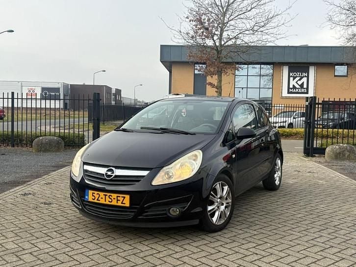 Zwart (metallic) Occasion 2007 Opel Corsa Enjoy Hatchback | € 840 (Super prijs) - Afbeelding 1/4