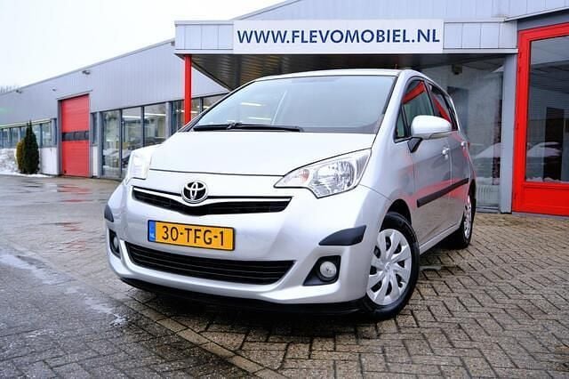 Grijs Gebruikt 2012 Toyota Verso-S MPV | € 8.250 (Eerlijke prijs) - Afbeelding 1/4