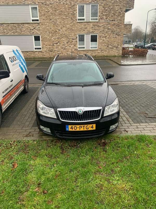 Zwart Gebruikt 2011 Skoda Octavia Elegance Stationwagen | € 2.900 (Goede deal) - Afbeelding 1/4