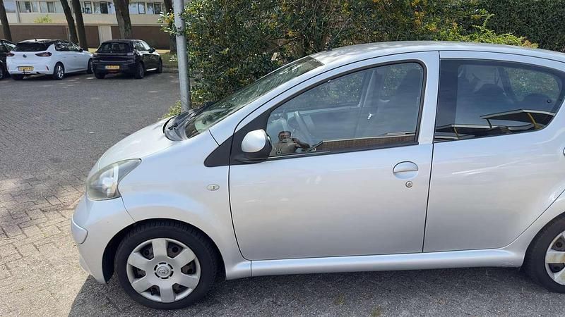 Zilver Gebruikt 2007 Toyota Aygo Hatchback | € 2.000 (Eerlijke prijs) - Afbeelding 1/3
