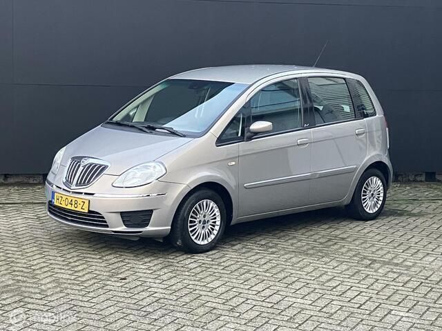 Grijs Gebruikt 2009 Lancia Musa MPV | € 3.450 (Iets duurder) - Afbeelding 1/4
