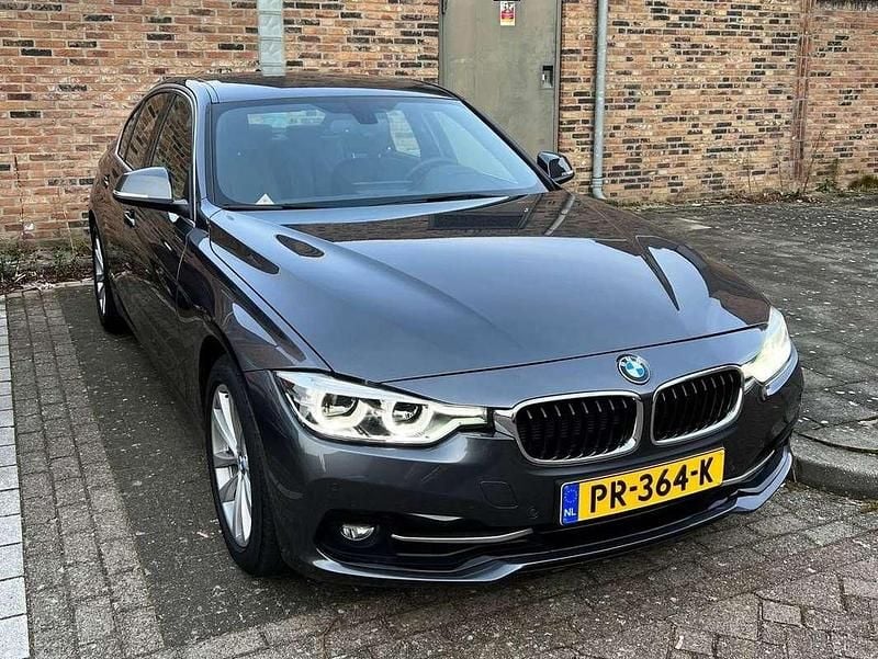 Grijs Gebruikt 2017 BMW 318 Executive Sedan | € 17.950 (Goede deal) - Afbeelding 1/4