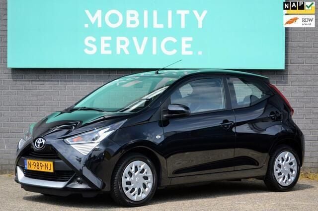 Zwart Gebruikt 2022 Toyota Aygo X-play Hatchback | € 12.864 (Super prijs) - Afbeelding 1/4