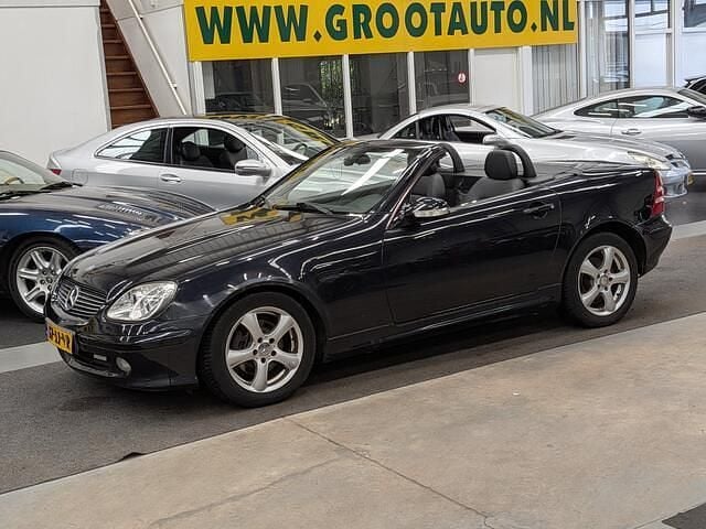 Zwart (metallic) Gebruikt 2002 Mercedes SLK200 Cabriolet | € 3.944 (Super prijs) - Afbeelding 1/4