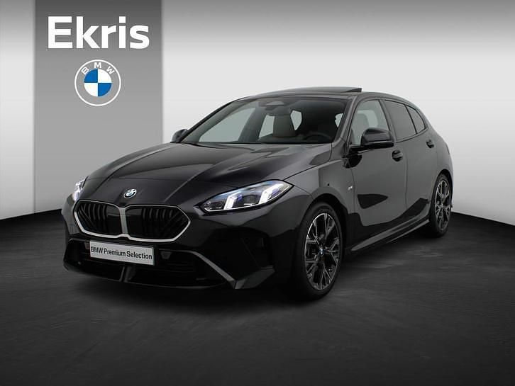 Saphirschwarz metallic (zwart metallic) Gebruikt 2024 BMW 120 Shadowline Hatchback | € 36.900 (Eerlijke prijs) - Afbeelding 1/4