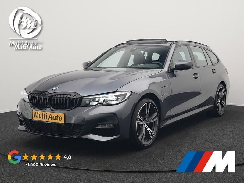 Grijs Occasion 2022 BMW 320e M Sport Stationwagen | € 33.440 (Super prijs) - Afbeelding 1/3