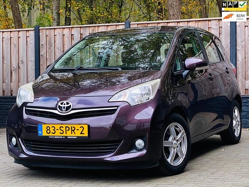 Paars Gebruikt 2011 Toyota Verso-S Stationwagen | € 10.499 (Eerlijke prijs) - Afbeelding 1/4