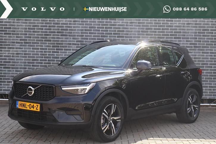 Zwart Gebruikt 2025 Volvo XC40 Plus SUV | € 44.899 (Eerlijke prijs) - Afbeelding 1/4