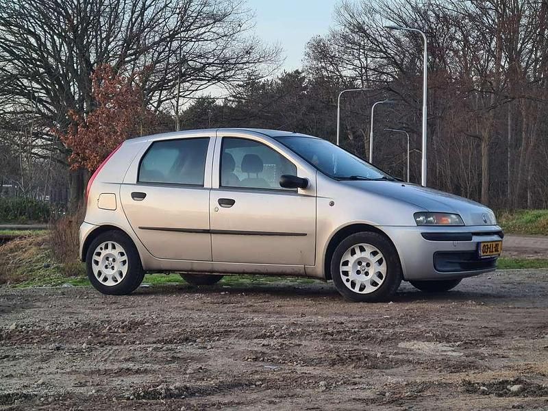 Grijs Gebruikt 2003 Fiat Punto Hatchback | € 1.500 (Eerlijke prijs) - Afbeelding 1/4