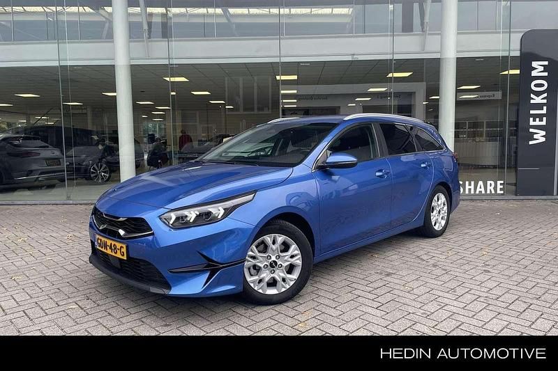 Blauw, metallic lak Gebruikt 2024 Kia Ceed Sportswagon Stationwagen | € 28.595 (Eerlijke prijs) - Afbeelding 1/4