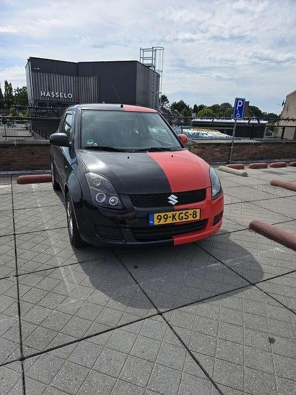 Rood Gebruikt 2009 Suzuki Swift Comfort Hatchback | € 2.750 (Eerlijke prijs) - Afbeelding 1/4