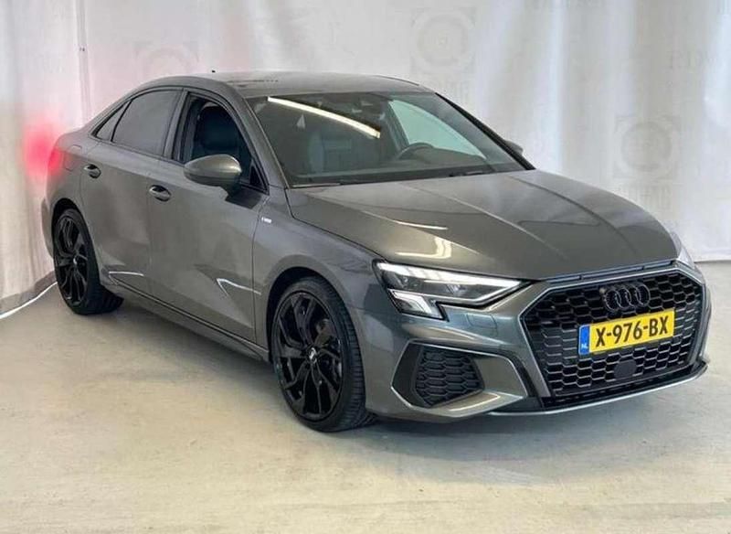 Grijs Gebruikt 2023 Audi A3 Sedan | € 33.500 (Iets duurder) - Afbeelding 1/4
