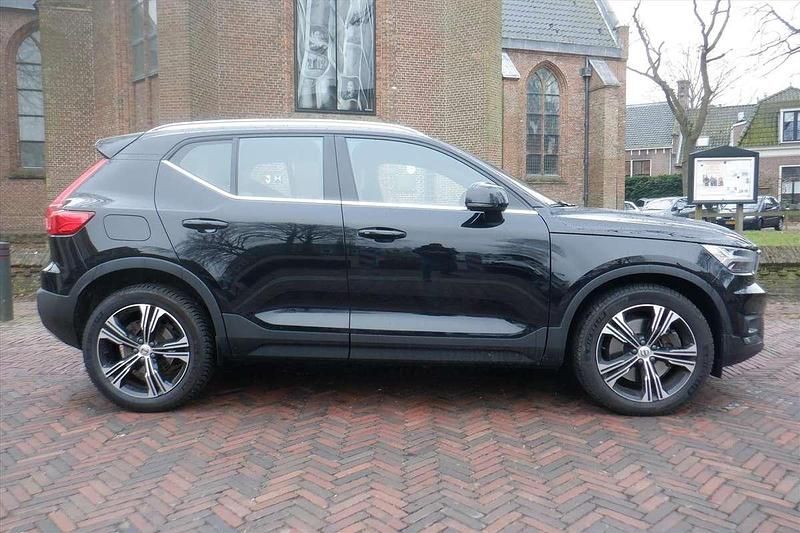 Zwart (metallic) Occasion 2021 Volvo XC40 Inscription SUV | € 27.990 (Eerlijke prijs) - Afbeelding 1/4