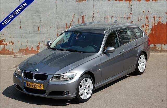 Grijs, metallic lak Gebruikt 2012 BMW 318 Luxury Line Stationwagen | € 8.950 (Eerlijke prijs) - Afbeelding 1/4