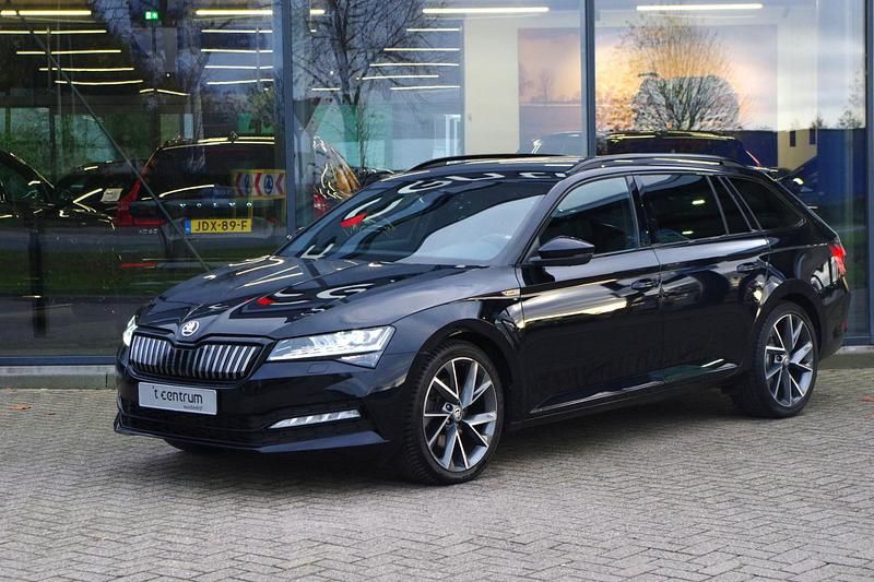 Zwart Gebruikt 2021 Skoda Superb SportLine Stationwagen | € 25.950 (Eerlijke prijs) - Afbeelding 1/4