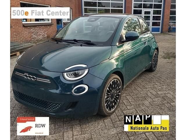 Groen (metallic) Gebruikt 2023 Fiat 500e La Prima Hatchback | € 20.950 - Afbeelding 1/4