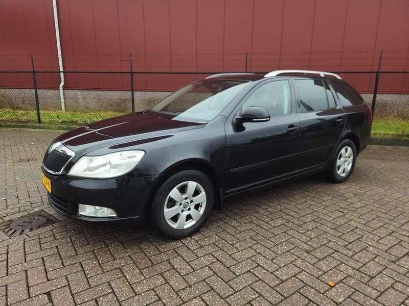 Zwart Occasion 2012 Skoda Octavia Elegance Stationwagen | € 3.999 (Super prijs) - Afbeelding 1/4