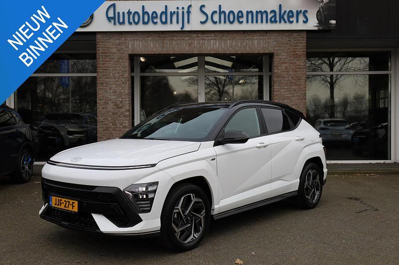 Wit Occasion 2025 Hyundai Kona Edition SUV | € 30.990 (Eerlijke prijs) - Afbeelding 1/4