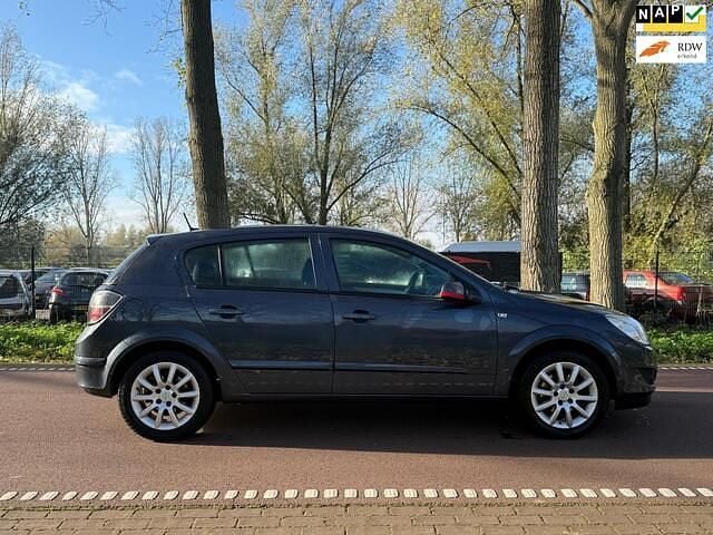 Grijs Gebruikt 2008 Opel Astra Hatchback | € 1.399 (Goede deal) - Afbeelding 1/3
