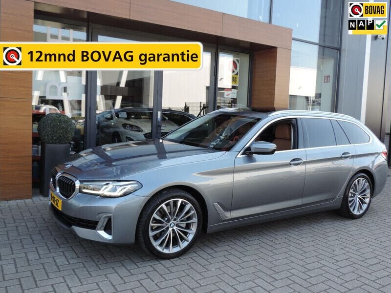 Grijs, metallic lak Gebruikt 2021 BMW 520 Executive Stationwagen | € 35.990 (Eerlijke prijs) - Afbeelding 1/4