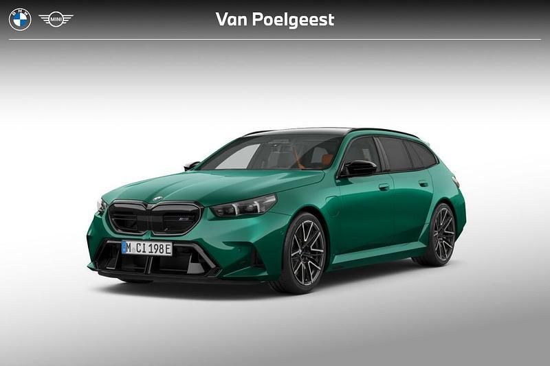 Nieuw BMW M5 727 PK (534 kW) 2026 M isle of man green metallic (groen metallic) Stationwagen