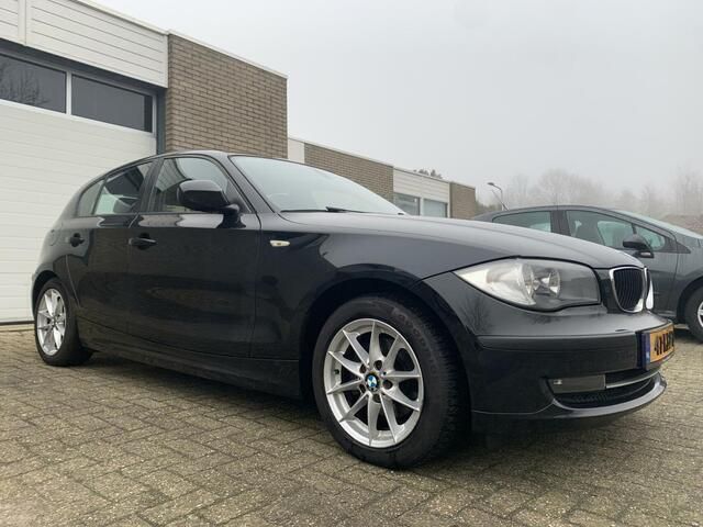 Zwart Gebruikt 2009 BMW 116 Executive Hatchback | € 4.950 (Eerlijke prijs) - Afbeelding 1/4