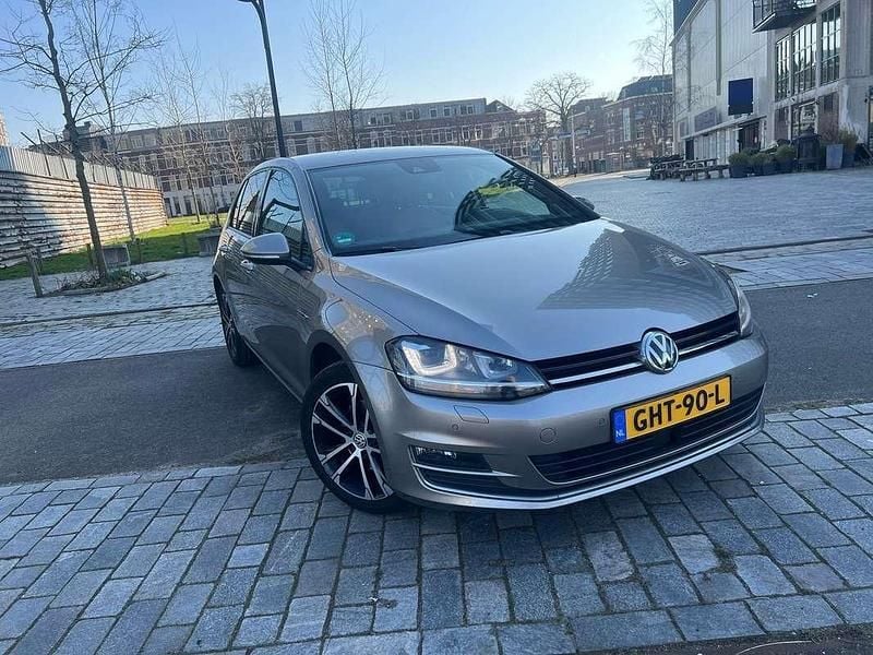 Gebruikt 2015 VW Golf VII Edition Sedan | € 13.750 (Eerlijke prijs) - Afbeelding 1/4