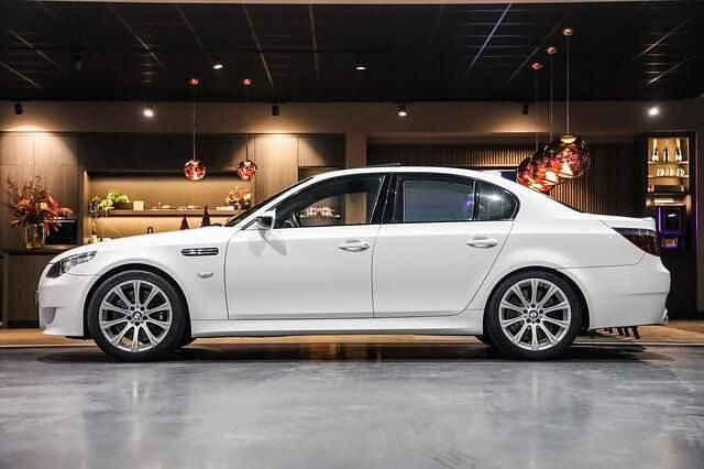 Wit Gebruikt 2006 BMW M5 Sedan | € 44.945 (Eerlijke prijs) - Afbeelding 1/3