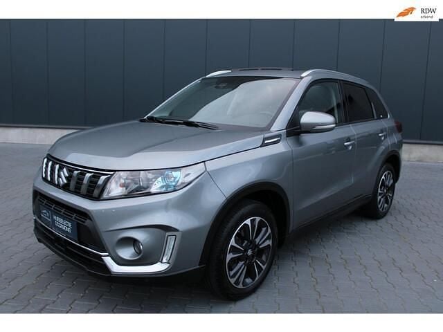 Grijs (metallic) Gebruikt 2019 Suzuki Vitara SUV | € 17.250 (Goede deal) - Afbeelding 1/4