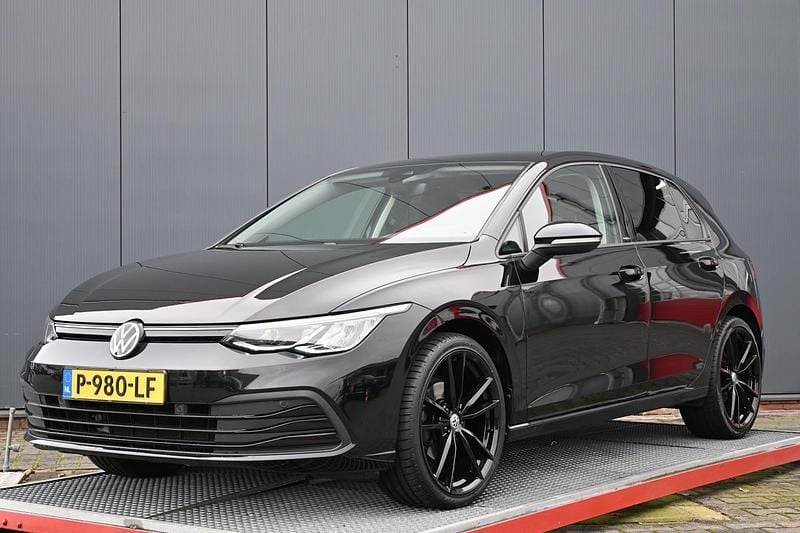 Zwart Gebruikt 2021 VW Golf VIII Hatchback | € 19.950 (Eerlijke prijs) - Afbeelding 1/4