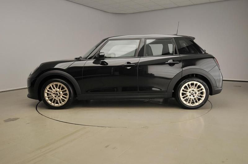 Occasion Mini Cooper Favoured 156 PK (114 kW) 2025 Zwart Hatchback