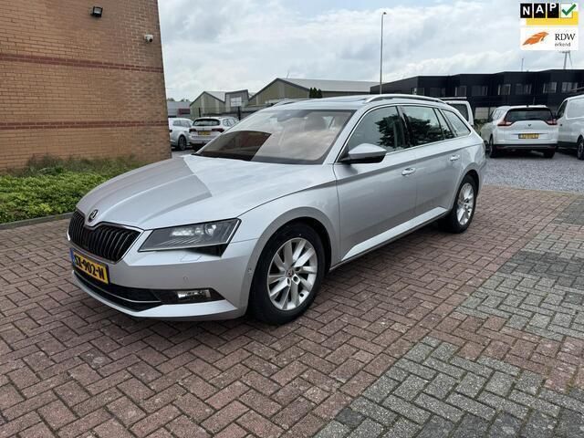 Grijs Gebruikt 2018 Skoda Superb Business Line Stationwagen | € 11.950 (Duur) - Afbeelding 1/4