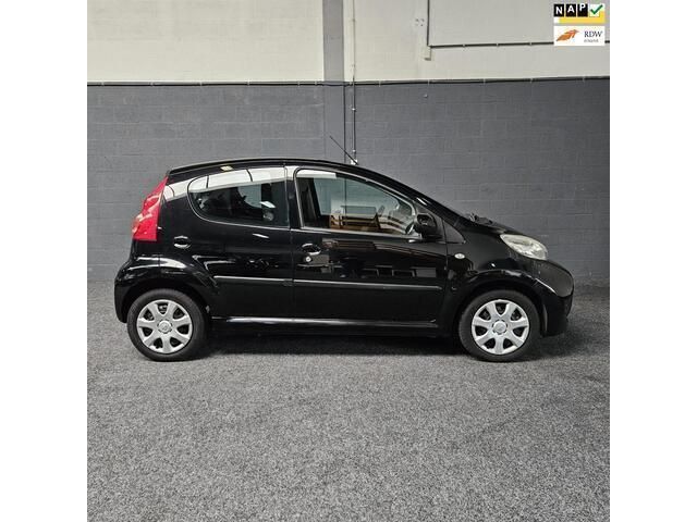 Zwart Gebruikt 2009 Peugeot 107 Hatchback | € 2.450 (Eerlijke prijs) - Afbeelding 1/4