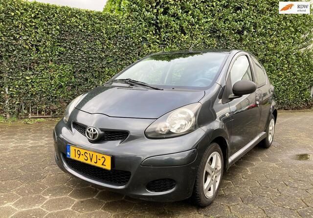 Grijs Occasion 2011 Toyota Aygo Hatchback | € 3.250 (Eerlijke prijs) - Afbeelding 1/4