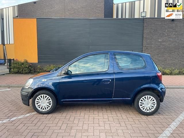 Blauw Occasion 2004 Toyota Yaris Hatchback | € 1.350 (Eerlijke prijs) - Afbeelding 1/4