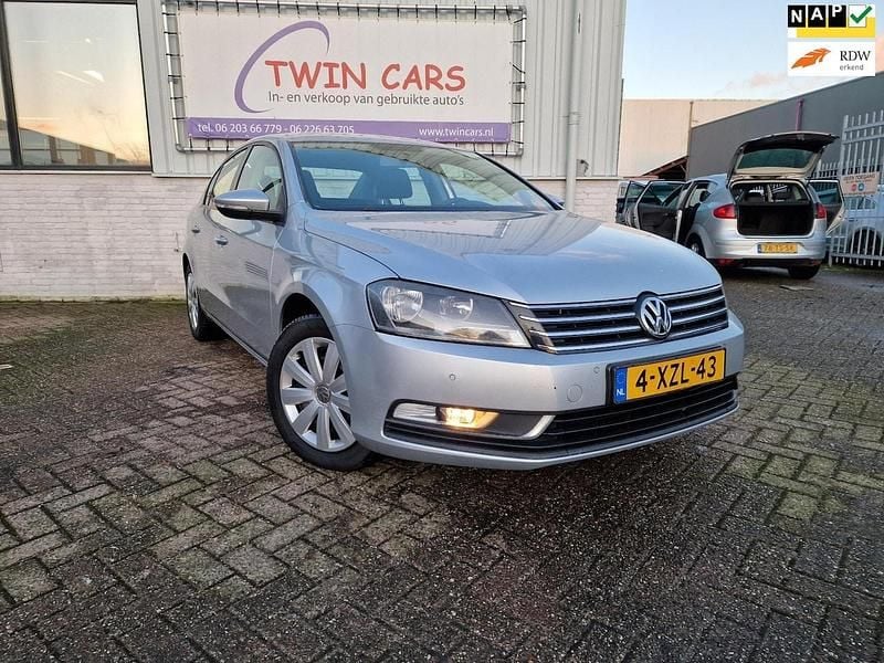 Grijs, metallic lak Gebruikt 2011 VW Passat Comfortline Sedan | € 7.450 (Super prijs) - Afbeelding 1/4