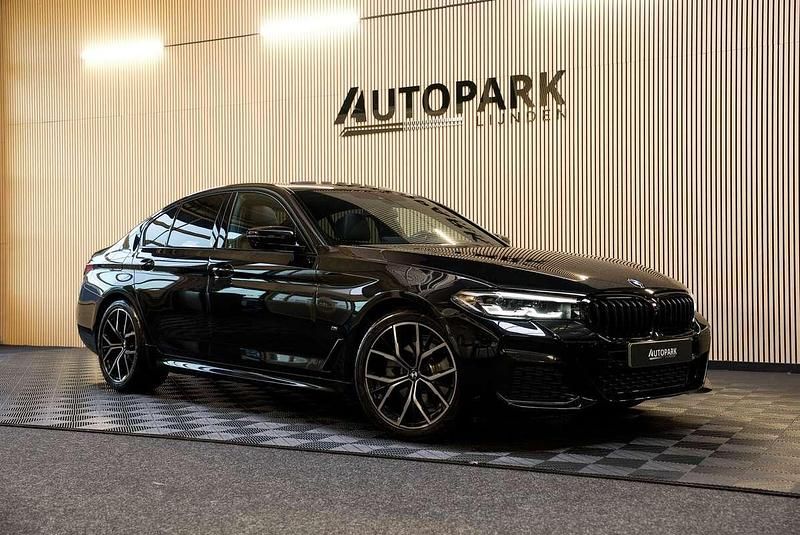 Zwart, metallic lak Gebruikt 2023 BMW 520 M Sport Sedan | € 46.950 - Afbeelding 1/4