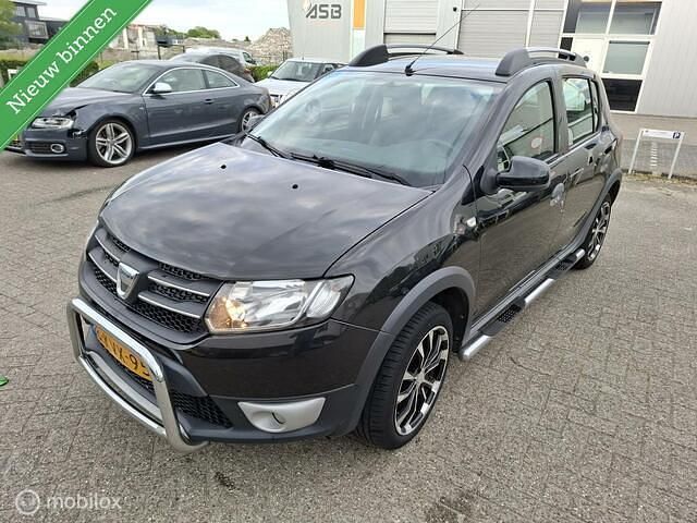 Zwart Gebruikt 2013 Dacia Sandero Lauréate Hatchback | € 5.999 (Eerlijke prijs) - Afbeelding 1/4
