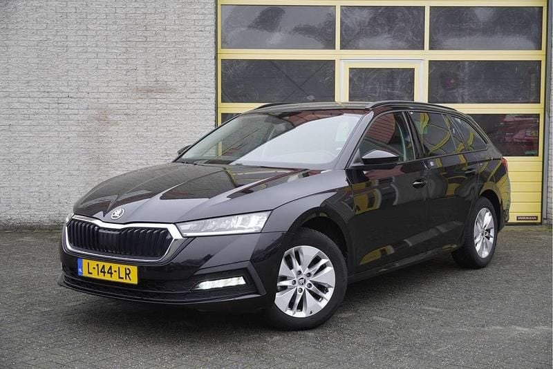 Zwart Gebruikt 2021 Skoda Octavia Business Line Stationwagen | € 15.950 (Super prijs) - Afbeelding 1/4