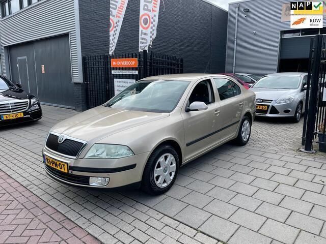 Beige Gebruikt 2004 Skoda Octavia Ambiente Hatchback | € 1.999 (Eerlijke prijs) - Afbeelding 1/4