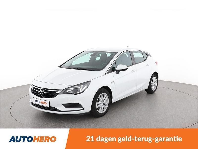 Wit (metallic) Gebruikt 2018 Opel Astra Business Hatchback | € 8.549 (Super prijs) - Afbeelding 1/4