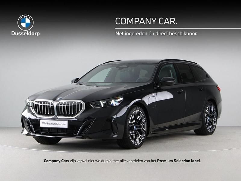 Saphirschwarz metallic (donker zwart metallic) Gebruikt 2025 BMW 530e Comfort Edition Stationwagen | € 81.487 - Afbeelding 1/4