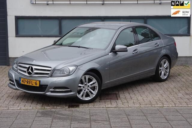 Grijs, metallic lak Gebruikt 2011 Mercedes C200 Avantgarde Sedan | € 10.650 (Eerlijke prijs) - Afbeelding 1/4