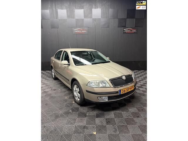 Beige Gebruikt 2006 Skoda Octavia Elegance Hatchback | € 1.950 (Eerlijke prijs) - Afbeelding 1/4
