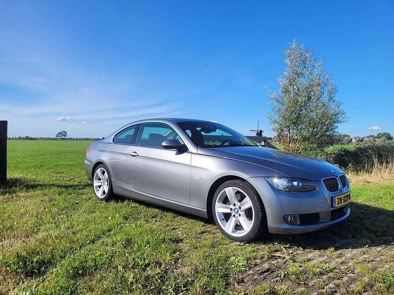 Grijs Gebruikt 2008 BMW 325 Executive Coupé | € 12.000 (Eerlijke prijs) - Afbeelding 1/4