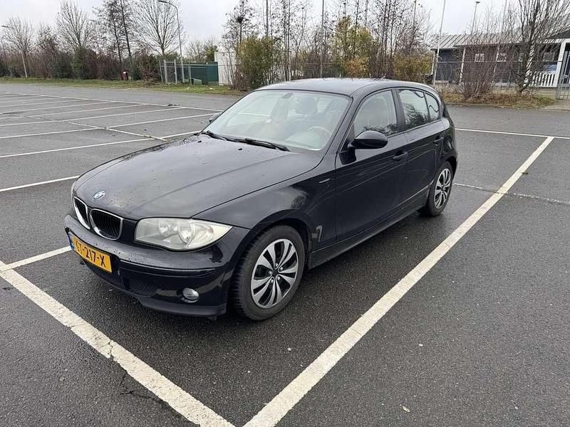 Zwart Gebruikt 2006 BMW 116 Executive Hatchback | € 2.250 (Goede deal) - Afbeelding 1/4