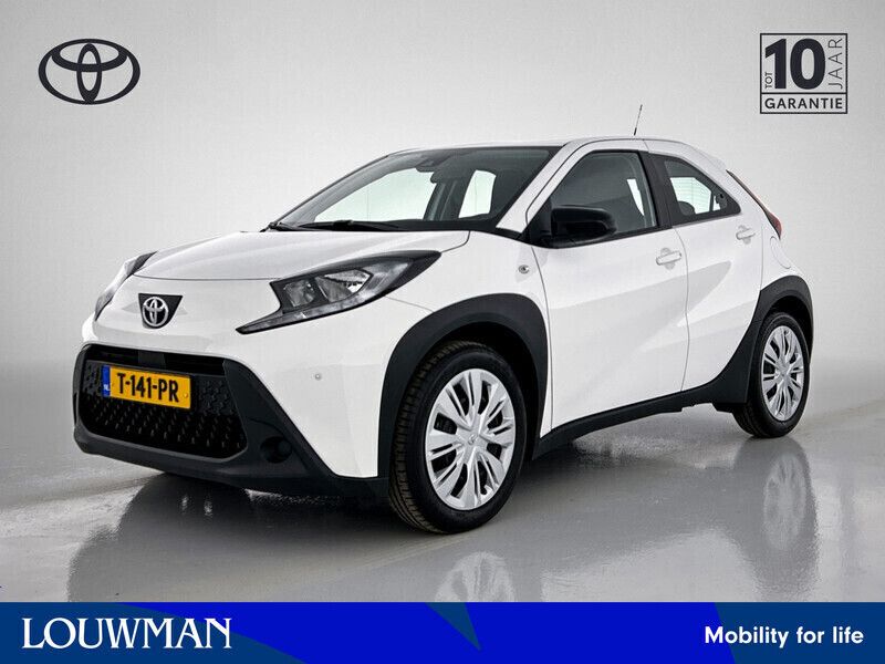 Wit Gebruikt 2023 Toyota Aygo Play Hatchback | € 19.495 (Goede deal) - Afbeelding 1/3