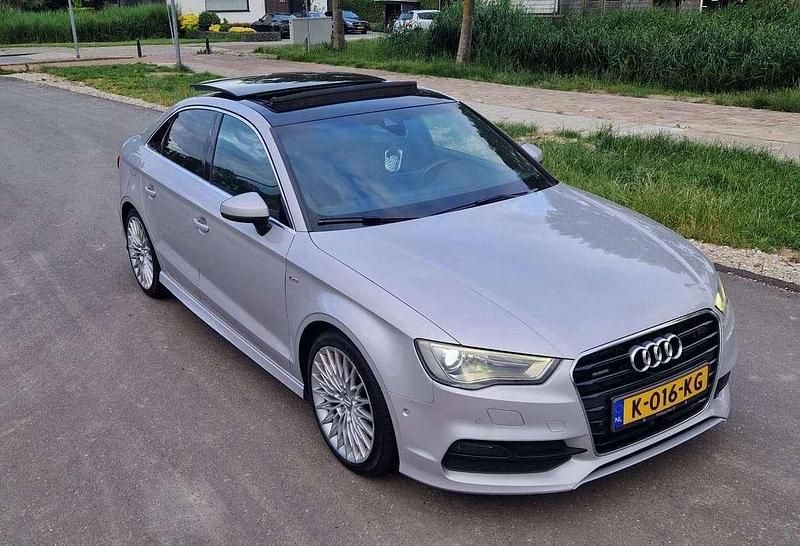 Grijs Gebruikt 2015 Audi A3 Sedan | € 17.500 (Duur) - Afbeelding 1/4