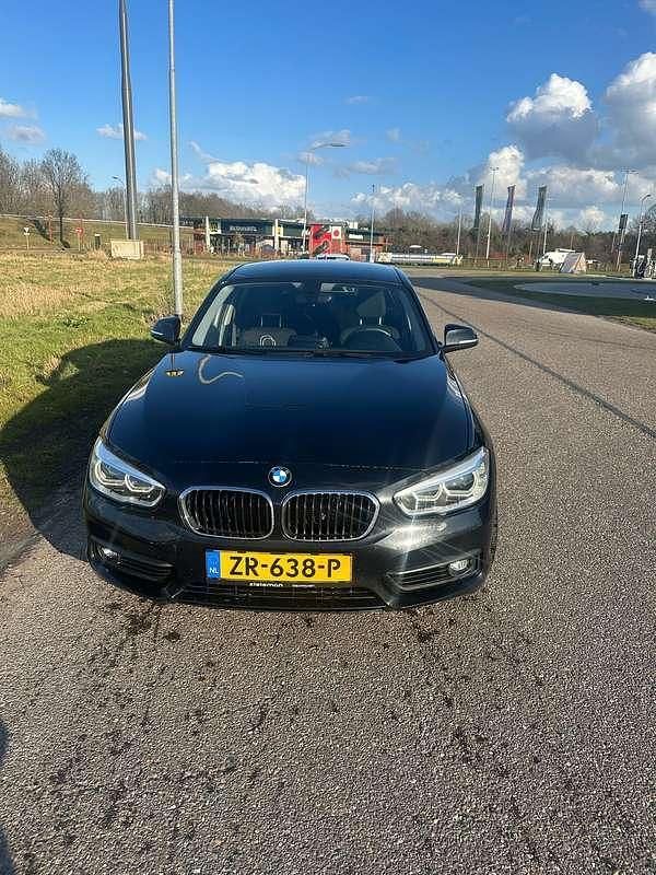 Zwart Gebruikt 2018 BMW 118 Hatchback | € 13.950 (Goede deal) - Afbeelding 1/4