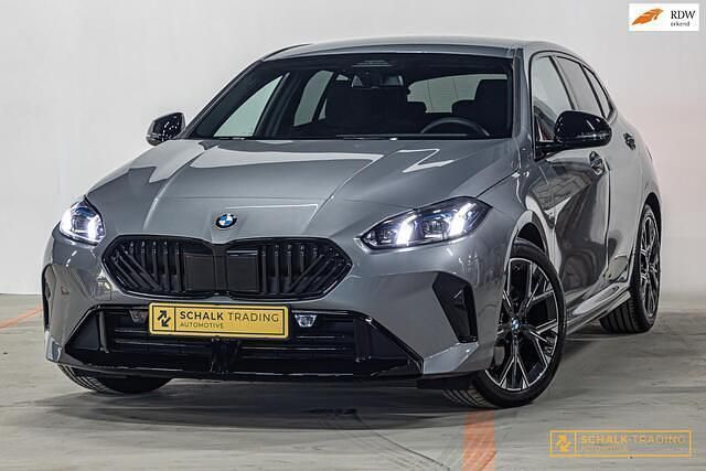 Grijs Gebruikt 2025 BMW 120 M Sport Hatchback | € 39.950 (Super prijs) - Afbeelding 1/4